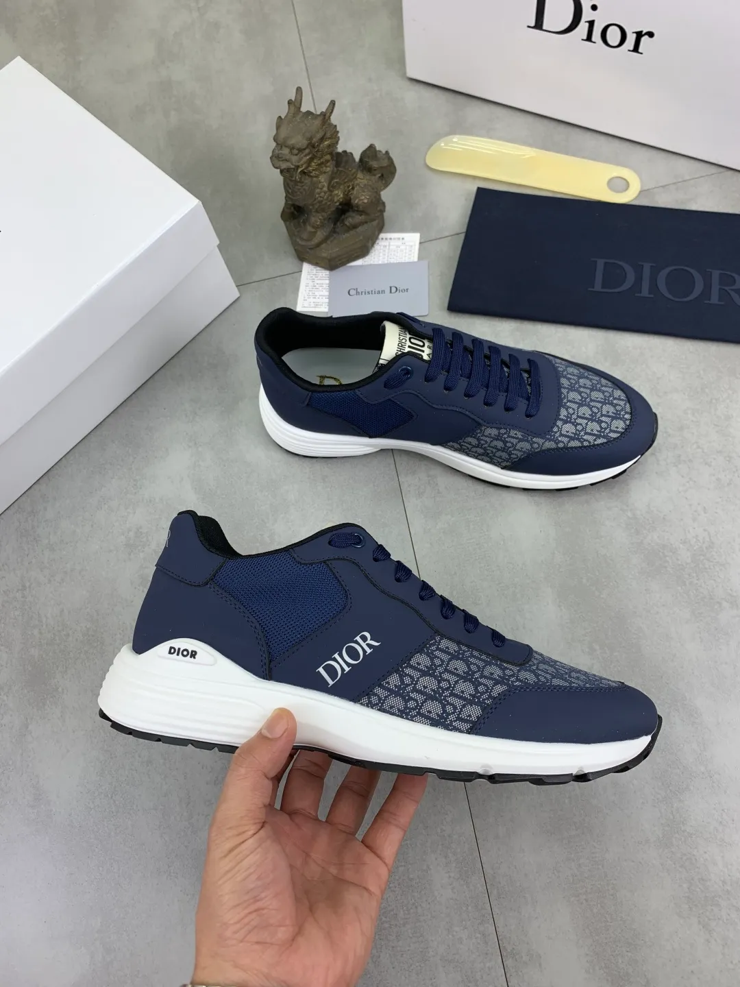 Men's shoes 💰P420 New Dior Chrono 2025 new product B30 series, in white and black fly woven series, decorated with computer-printed CD logo on both sides, star patch on the tongue and Dior logo on the heel, many details highlight the style. The interior is matched with the original color matching mesh, and the interior of the body is supported by low-temperature shaping sheets, and is filled with light feather cotton to keep the interior full and soft against the feet. The exclusive open-molded outsole adopts a one-piece molding process, so there is no need to worry about problems such as the opening and falling of sole decorative accessories. It is light and comfortable to wear, yet strong and wear-resistant. The two-color shoelaces are accessorized with exquisite metal five-pointed star pendants, creating a high-end, trendy and casual look at all times. Color: white black blue code number: 38-44 (45 customized)